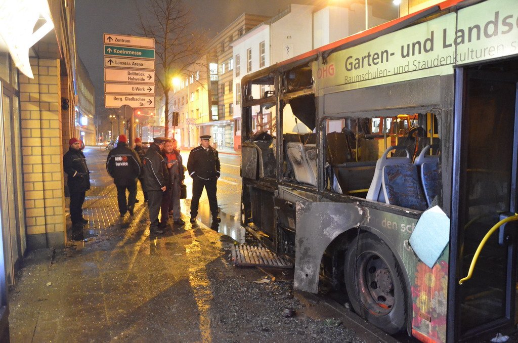 Stadtbus fing Feuer Koeln Muelheim Frankfurterstr Wiener Platz P110.JPG